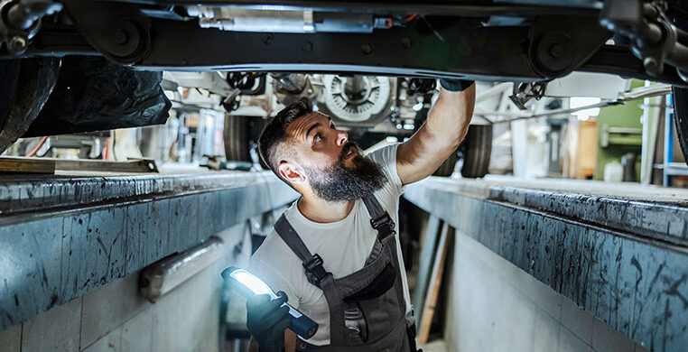 single-services-worker-car-repair-workshop